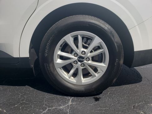 Used 2023 Kia Carnival LX image 11