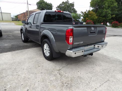 Used 2019 Nissan Frontier 2WD Crew Cab SV image 2