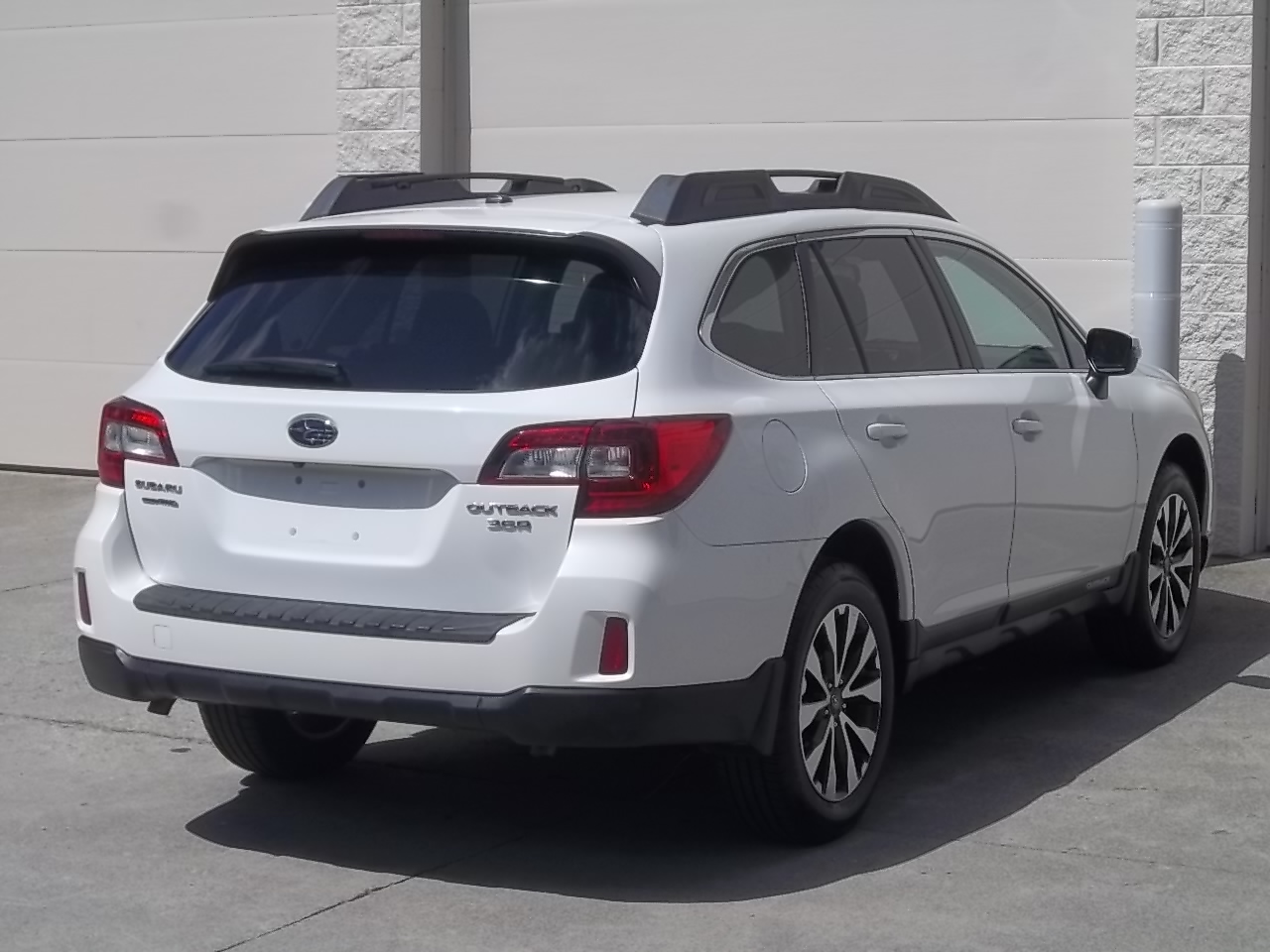 Used 2015 Subaru Outback 3.6R Limited AWD/4WD image 4