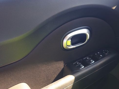 Used 2017 Kia Soul + image 32