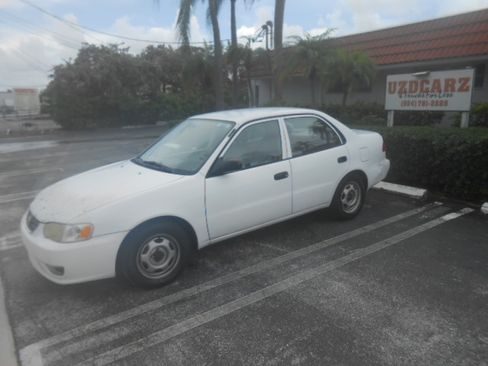 Used 2002 Toyota Corolla CE FWD image 1