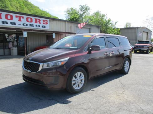Used 2017 Kia Sedona LX FWD image 2