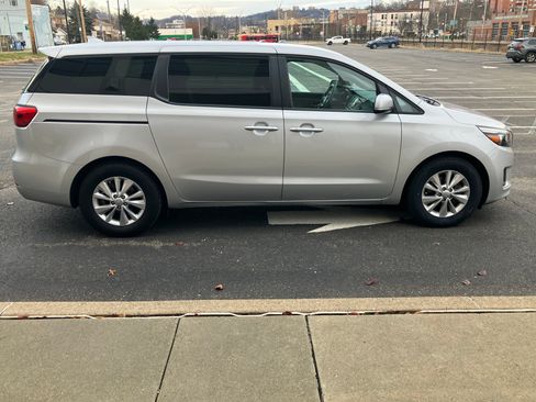 Used 2018 Kia Sedona LX image 2