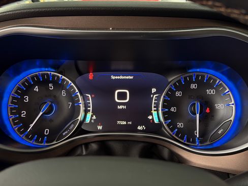 Used 2017 Chrysler Pacifica Touring-L Plus image 10