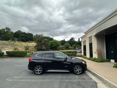 Used 2018 BMW X1 sDrive28i Sport Utility 4D FWD image 5
