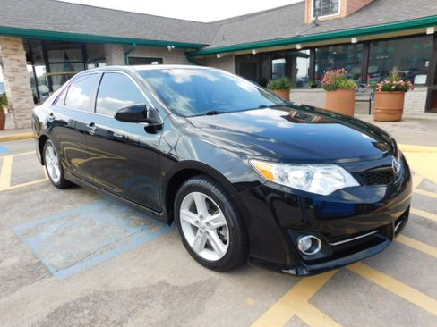 Used 2014 Toyota Camry SE FWD image 2