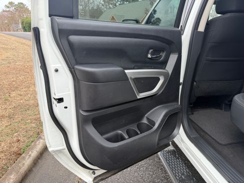 Used 2018 Nissan Titan SV image 29