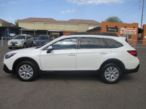 Used 2018 Subaru Outback 2.5i Premium Wagon 4D AWD/4WD image 2