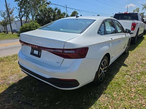 Used 2025 Volkswagen Jetta SE image 3