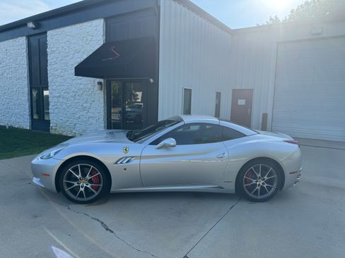 Used 2012 Ferrari California UNAVAIL RWD image 2