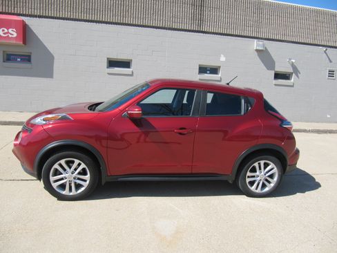 Used 2016 Nissan Juke SV image 1