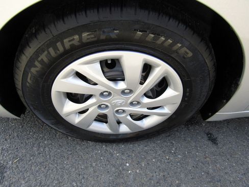 Used 2019 Hyundai Elantra SE image 13