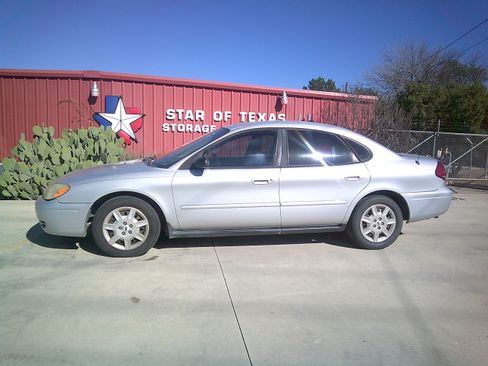 Used 2005 Ford Taurus SE image 2
