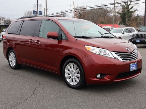 Used 2013 Toyota Sienna XLE image 10