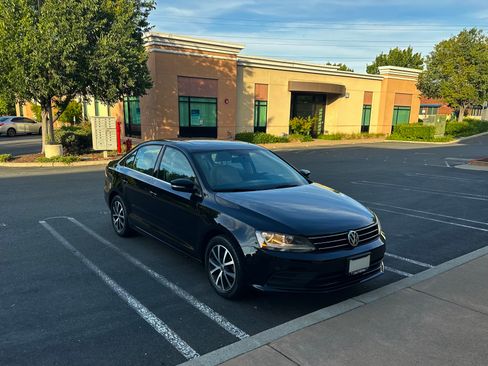 Used 2017 Volkswagen Jetta SEL w/ Cold Weather Package FWD image 1