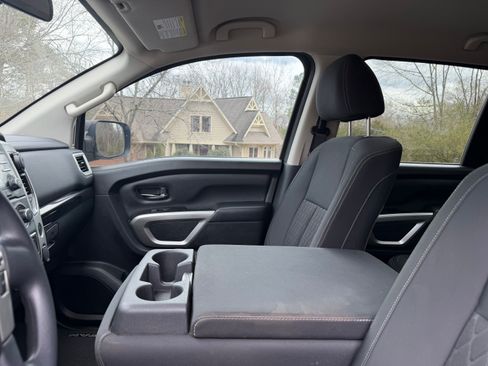 Used 2018 Nissan Titan SV image 39