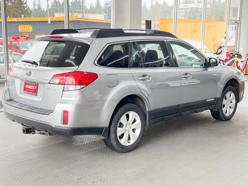 Used 2010 Subaru Outback 2.5i Limited image 4