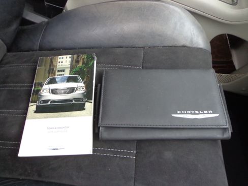 Used 2014 Chrysler Town & Country w/ 25th Anniversary Edition FWD image 19