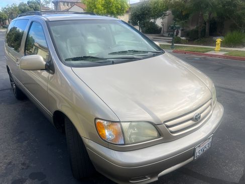Used 2001 Toyota Sienna XLE FWD image 4