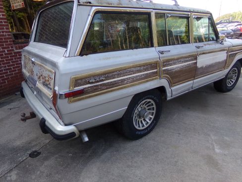 Used 1988 Jeep Grand Wagoneer image 3
