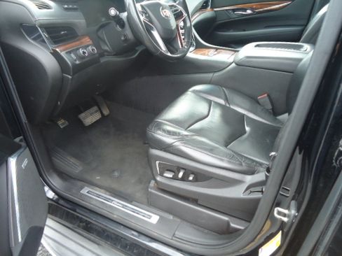 Used 2015 Cadillac Escalade Luxury image 16
