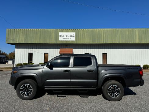 Used 2020 Toyota Tacoma SR image 4