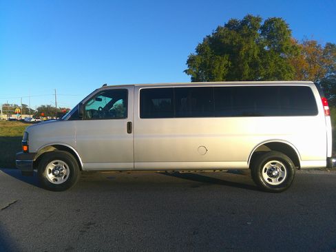 Used 2018 Chevrolet Express 3500 LT Extended Passenger RWD image 5