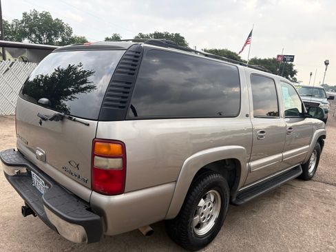 Used 2001 Chevrolet Suburban 2WD LT image 3