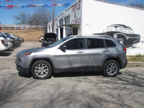Used 2017 Jeep Cherokee Latitude image 1