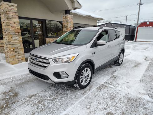 Used 2018 Ford Escape SE image 1