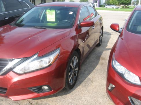 Used 2016 Nissan Altima Sedan w/ Premium Pkg FWD image 1
