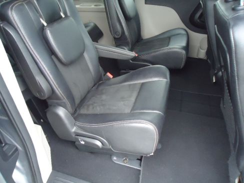 Used 2019 Dodge Grand Caravan SXT FWD image 17