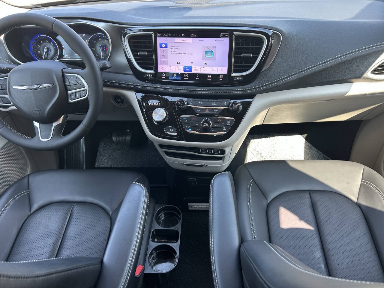 Used 2023 Chrysler Pacifica Touring-L FWD image 15