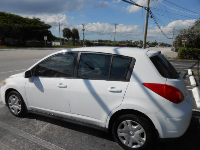 Used 2010 Nissan Versa Hatchback FWD image 3