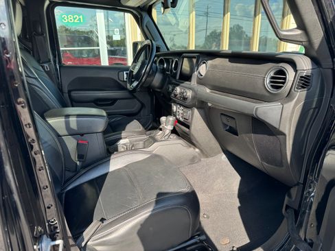 Used 2019 Jeep Wrangler 4WD Unlimited Sahara image 13