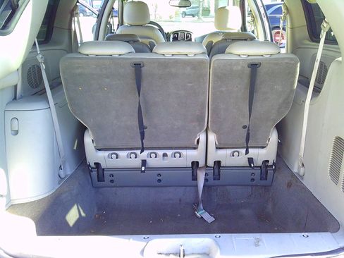 Used 2007 Chrysler Town & Country Touring image 9