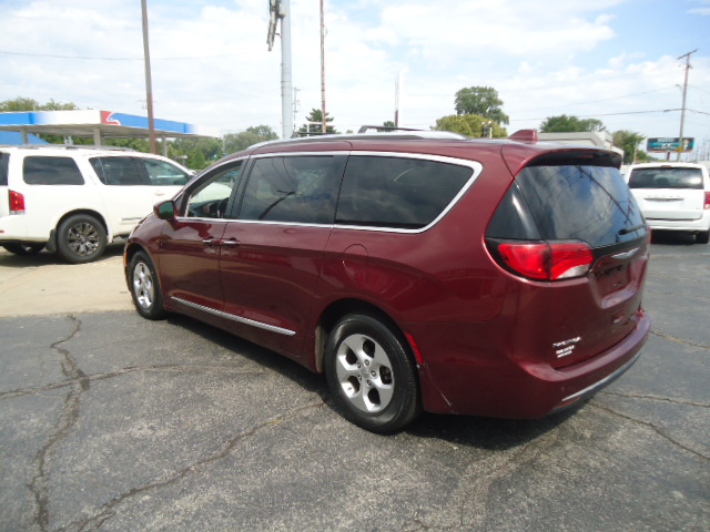 Used 2017 Chrysler Pacifica Touring-L Plus FWD image 11