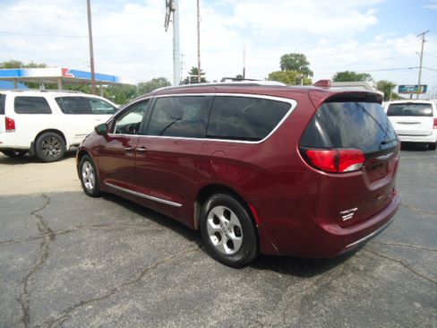 Used 2017 Chrysler Pacifica Touring-L Plus FWD image 11