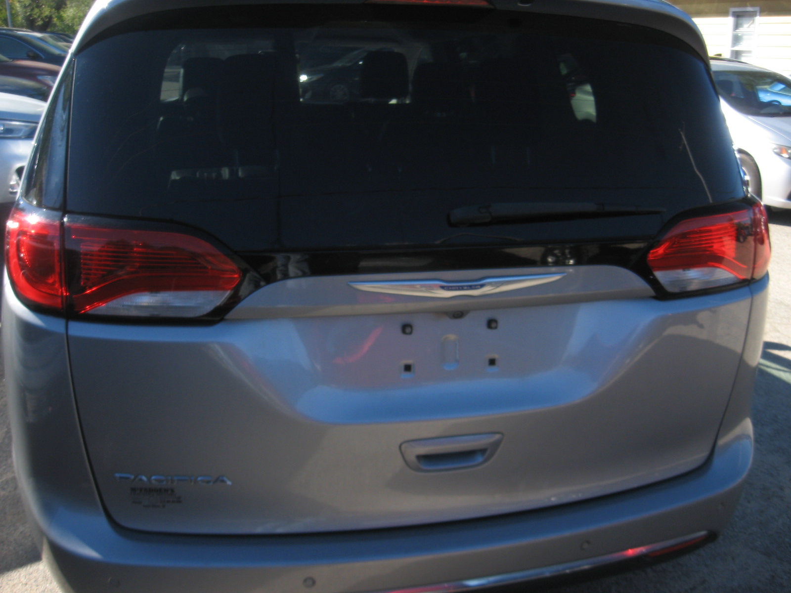 Used 2018 Chrysler Pacifica Touring-L FWD image 5