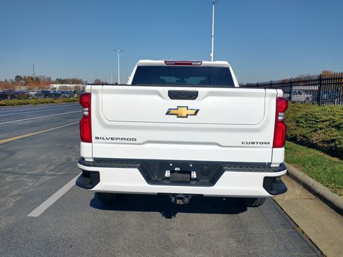 Used 2022 Chevrolet Silverado 1500 LD Custom image 9
