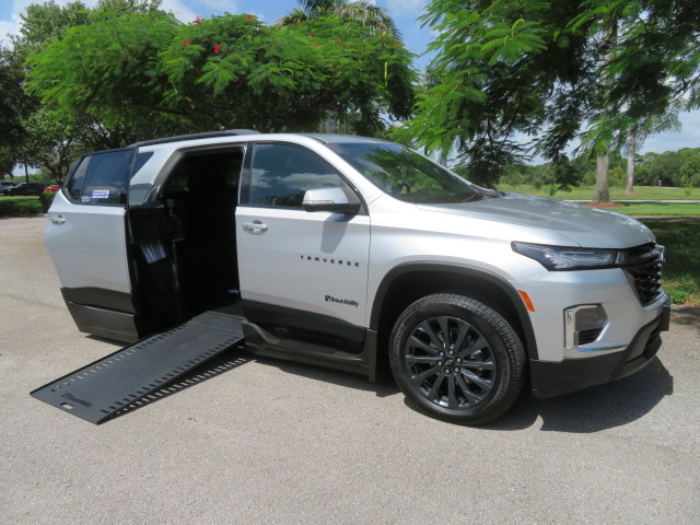 Used 2022 Chevrolet Traverse FWD RS image 4