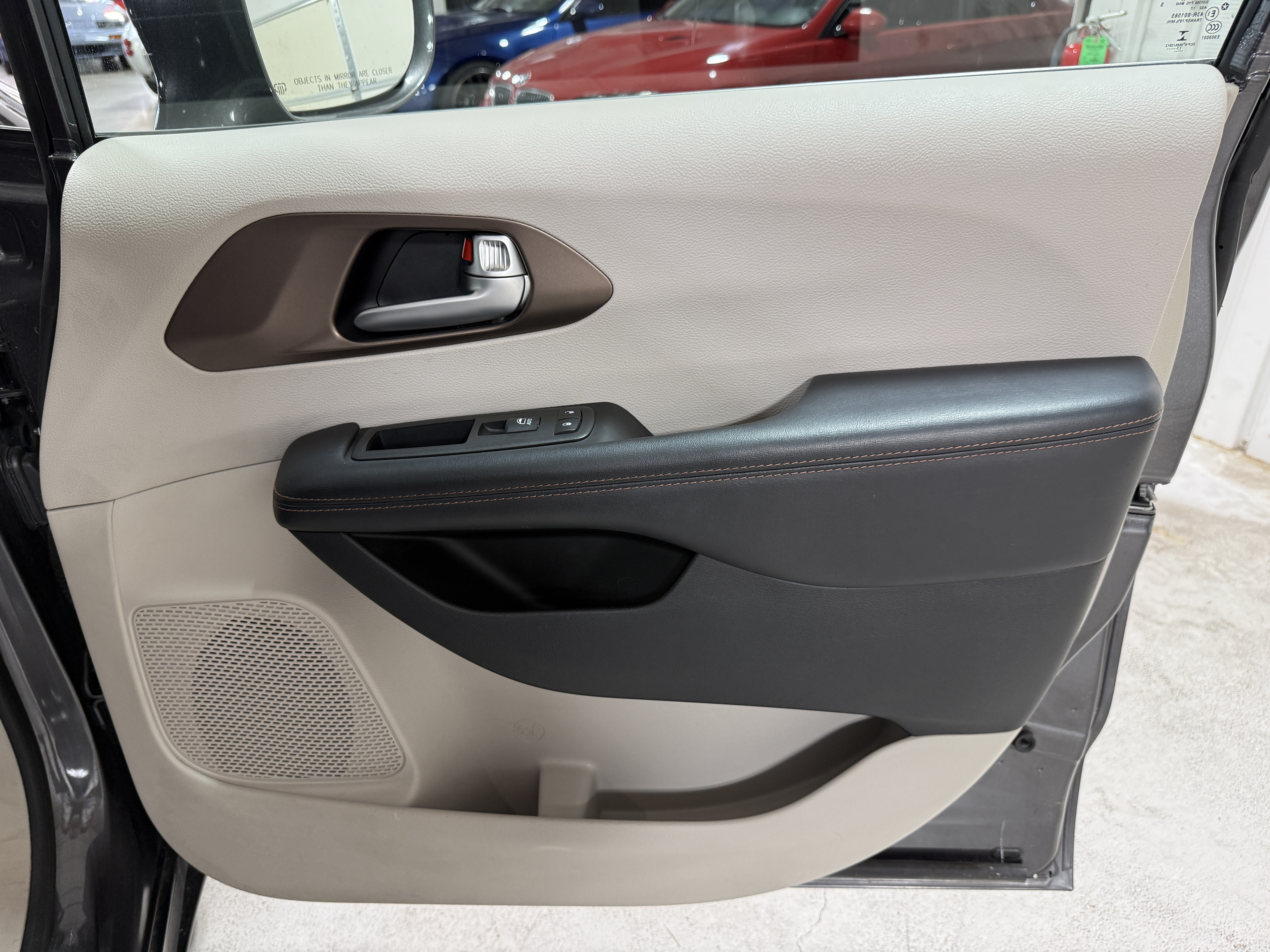 Used 2018 Chrysler Pacifica Touring-L FWD image 20