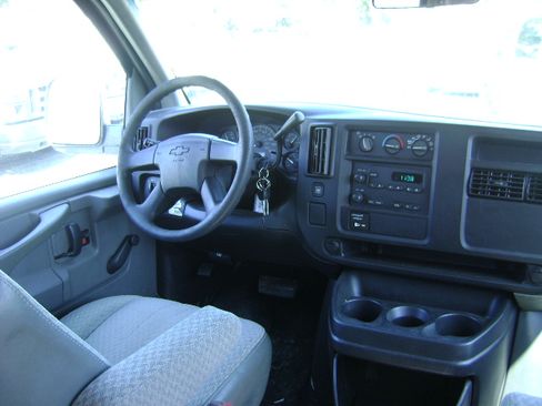 Used 2003 Chevrolet Express 2500 image 8