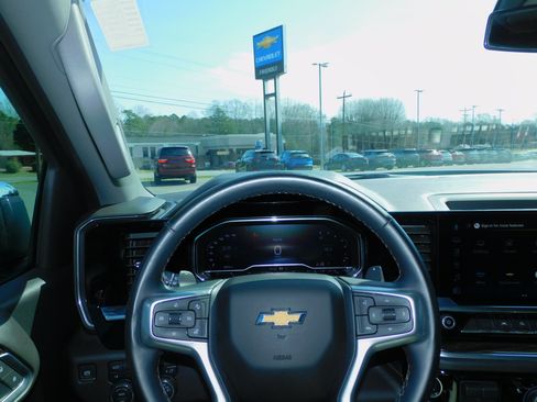 Used 2025 Chevrolet Silverado 1500 LT image 2