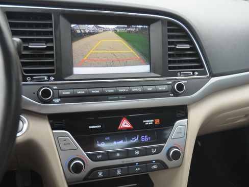 Used 2017 Hyundai Elantra SE image 19