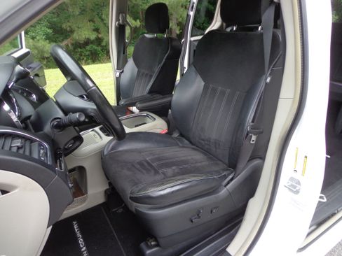 Used 2014 Chrysler Town & Country w/ 25th Anniversary Edition FWD image 9