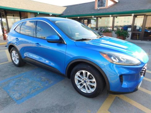 Used 2020 Ford Escape SE image 2