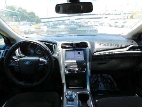 Used 2019 Ford Fusion SE FWD image 12