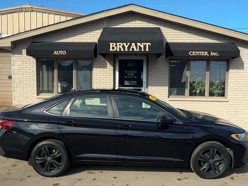 Used 2023 Volkswagen Jetta SE image 1