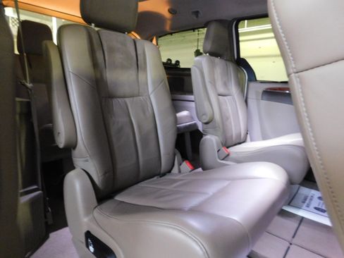 Used 2011 Chrysler Town & Country Limited image 16